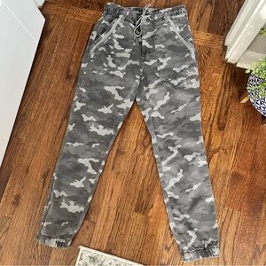 AMERICAN EAGLE GRAY CAMO JOGGERS SIZE 6S